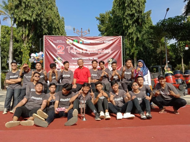 KOMPAK: Personel musik tongtong Gita Laras SMAN 2 Sumenep berfoto bersama setelah mengisi acara dua tahun kepemimpinan bupati-Wabup Sumenep di area CFD Taman Bunga Pottre Koneng, Minggu (13/3). (MUHAMMAD ERWIN MAULIDIN/JPRM)