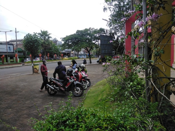 PERLU DITINDAK: Jukir memberikan kertas parkir kepada pengguna roda dua di Taman Paseban, Selasa (28/3). (VIVIN AGUSTIN HARTONO/JPRM)