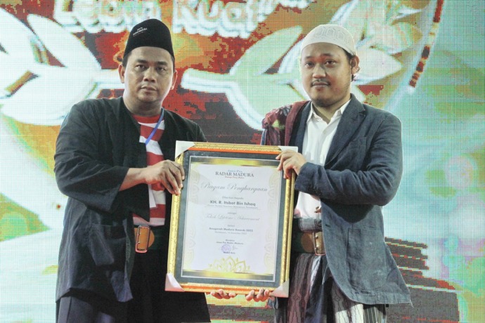 PENDIRI PONPES BANYUANYAR: Pemred JPRM Lukman Hakim AG memberikan anugerah Lifetime Achievement kepada almarhum RKH Itsbat bin Ishaq yang diterima Ketua Yayasan RKH. Itsbat Banyuanyar HR. Lora Abbas Katandur pada Malam Anugerah Madura Awards 2022 di Gedun