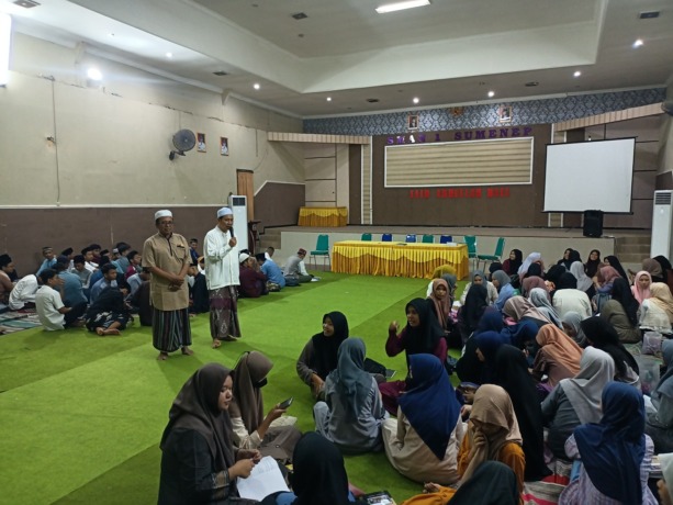 MENYIMAK: Waka Kesiswaan SMAN 1 Sumenep Moh. Hasan (pakai kacamata) saat memantau kegiatan pondok ramadan di sekolahnya, Selasa (27/3). (Moh. Iqbal/RadarMadura.id)