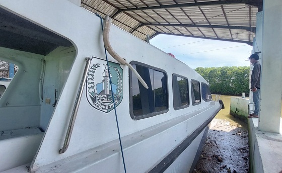 TAK BEROPERASI: Warga melihat kondisi badan kapal Trunojoyo di perairan Kelurahan Banyuanyar, Kecamatan Kota Sampang, Selasa (7/3).