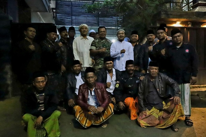 AKRAB: Pangdam V Brawijaya Mayjen TNI Farid Makruf (tengah) diapit oleh Pengasuh Ponpes Al-Hamidy Banyuanyar Kiai Muhammad Rofi’i Baidowi (lima dari kiri) dan putranya, RH. Lora Abbas Muhammad Rofi’i (lima dari kanan), bersama Panji Hitam, Rabu (1/3). (AL
