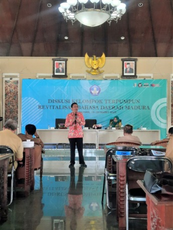 BERI PENJELASAN: Perevitalisasi Bahasa dan Sastra Pusat Pengembangan dan Perlindungan Bahasa Badan Pengembangan dan Pembinaan Bahasa Kemendikbudristek Syaiful Bahri Lubis memberikan pemaparan dalam kegiatan diskusi di Mandhapa Agung Ronggosukowati, Senin