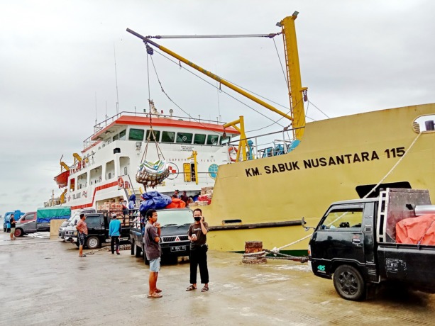 MULAI DIANGKUT: KM Sabuk Nusantara 115 bersandar di Pelabuhan Kalianget, Sumenep, untuk membawa penumpang jurusan Masalembu Kamis (2/3). MOHAMMAD ERWIN MAULIDIN/JPRM)