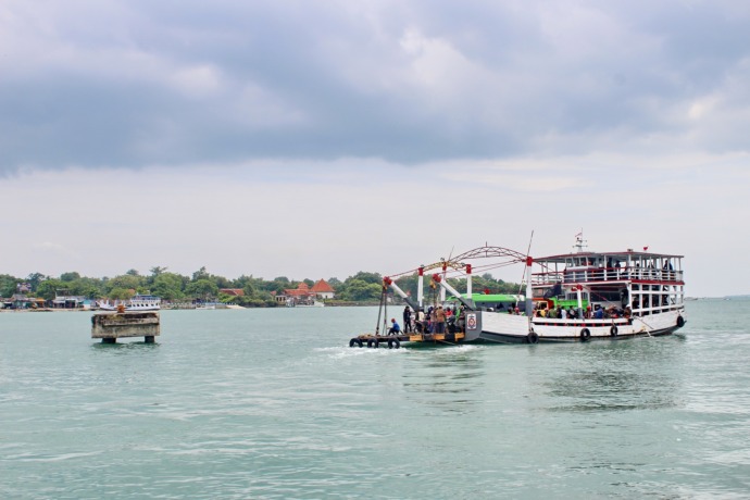 BUTUH PENGAWASAN: Kapal tongkang berangkat dari Pelabuhan Kalianget menuju Pelabuhan Talango Selasa (28/2). (MOH. IQBAL/JPRM)