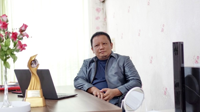TERHARU: Haji Muhammad Mukit menyampaikan pesan dan kesan setelah menerima trofi dan piagam penghargaan sebagai juara pertama Tokoh Inspiratif Terpopuler Madura Awards 2022 di Gedung Bakorwil Pamekasan, Jumat, 16 Desember 2022. (VIVIN AGUSTIN HARTONO/JPRM
