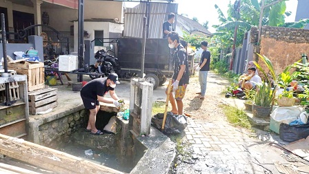 PEDULI: Pemuda dari Komunitas Peduli Sampah Sumenep dan Kurangi Sampah Indonesia (Kursi) membersihkan sampah di sungai yang berlokasi di Desa Kolor, Kecamatan Kota, Minggu (13/3). (ARYA ROMADHONA UNTUK JPRM)