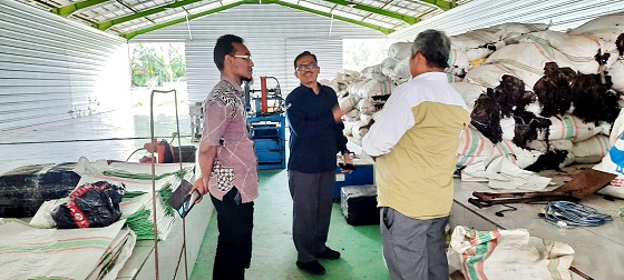 HARGA TURUN: Pegawai LPEI dan Disperindag Jatim melihat pengelolaan rumput laut sargassum di Desa Batang-Batang Daya, Kecamatan Batang-Batang. (IWAN UNTUK JPRM)