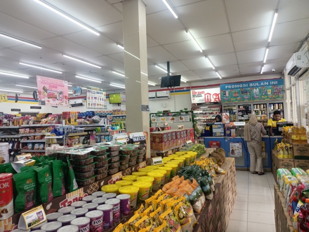 BELANJA: Kasir Indomaret di Jalan Dirgahayu melayani konsumen Selasa (28/2). (MOH. JUNAIDI/JPRM)