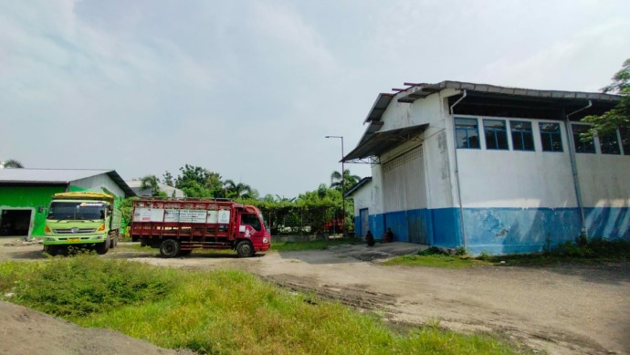 TUTUP: Dua kendaraan belum diuji kir hingga pukul 09.07, Rabu (8/3). (AYU LATIFAH/JPRM)