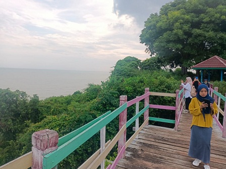 BERLIBUR: Mahasiswa berkunjung ke wisata Pantai Jumiang, Desa Tanjung, Kecamatan Pademawu, Selasa (28/2). (MOH. JUNAIDI/JPRM)