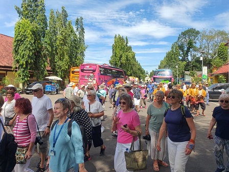 MEMBELUDAK: Sejumlah wisatawan asing sedang berjalan menuju Museum Keraton Sumenep Rabu (1/3). (MOH. IQBAL/JPRM)