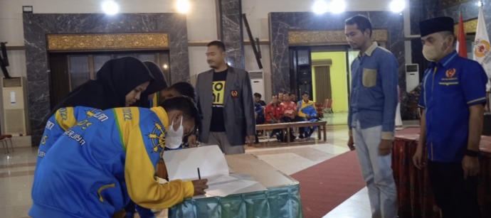 KOMITMEN: Atlet woodball melakukan penandatanganan pakta integritas dihadapan Ketum KONI Bangkalan Moch. Fauzan Ja’far dan Kepala Dispora Akhmad Ahadiyan Hamid di Gedung Serbaguna Rato Ebu, Sabtu (1/4). (JUPRI/JPRM)