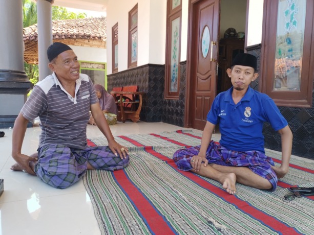 JURAGAN TOKO: Pemilik toko kelontong di Jakarta Masnito (kiri) bersama keluarga di rumahnya, Desa Cabbiya, Kecamatan Talango, Pulau Poteran, Sumenep, Rabu (19/4). (MOH. IQBAL/JPRM)