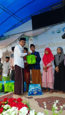 PEDULI: Pemimpin Cabang  Pegadaian Syariah Sumenep Sutikno memberikan bingkisan kepada anak yatim di Desa Pakandangan Tengah, Kecamatan Bluto, Sumenep, Sabtu (15/4). (PEGADAIAN untuk RadarMadura.id)