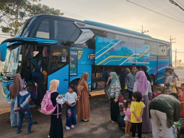 PULANG KAMPUNG: Ratusan warga asal Bangkalan mengikuti mudik gratis yang disediakan anggota Komisi V DPR RI Syafiudin Asmoro.