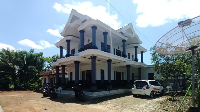MEGAH: Rumah berlantai dua milik keluarga besar Masnito di Desa Cabbiya, Kecamatan Talango, Pulau Poteran, Sumenep. (MOH. IQBAL/JPRM)