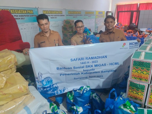 PEDULI: Kasubbag Analis Kebijakan Muda Bagian Ekonomi dan Sumber Daya Alam (SDA) Setkab Sampang Abdi Barri Salam (tengah) menerima bantuan sembako dari HCML, Selasa (18/4). (HENDRIYANTO/RadarMadura.id)