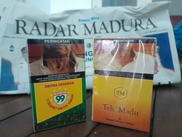 SEGERA DITINDAK: Dua rokok tanpa pita cukai, Aroma Cengkeh dan Teh Madu, diduga diproduksi di gudang Desa Lenteng Barat, Kecamatan Lenteng, Sumenep. (MOH. BUSRI/JPRM)