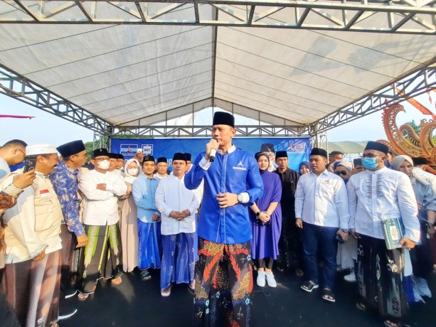MERAKYAT: Ketua Umum Partai Demokrat Agus Harimurti Yudhoyono menyampaikan sambutan dalam Safari Ramadan di Pamekasan, Rabu (12/4). (MOH. IQBAL AFGANI/JPRM)
