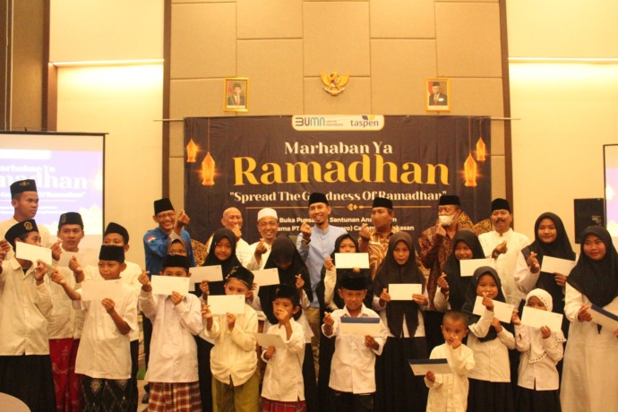 MENCARI BERKAH: Kepala Cabang PT Taspen Pamekasan Firson Arya Iskandar (tengah) didampingi KH Musleh Adnan (kopiah putih) memberikan santunan kepada anak panti usahan di Ballroom Front One, Kamis (13/4). (MOH. IQBAL AFGANI/JPRM)