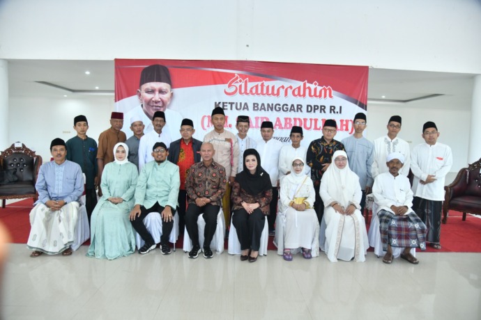 SOLID: Ketua Banggar DPR RI Said Abdullah (empat dari kiri) dan Khalida Ayu Winarti (lima dari kiri) didampingi Bupati Sumenep Achmad Fauzi (tiga dari kiri) dan Nia Kurnia Fauzi (dua dari kiri), serta Wabup Dewi Khalifah (dua dari kanan) dan Ketua MUI Sum