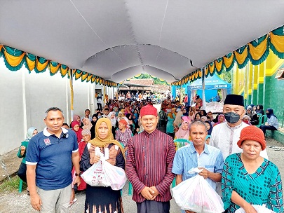 PEDULI : Owner PR Empat Sekawan Djava Suhaydi (kiri) bersama Abrari Alzael (kopiah merah) menyalurkan paket sembako untuk masyarakat, Minggu (9/4). (BUSTOMI UNTU JPRM)