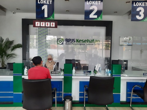 MELAYANI: Warga menggunakan layanan di BPJS Kesehatan Pamekasan, Rabu (12/4). (MOH. IQBAL AFGANI/JPRM)