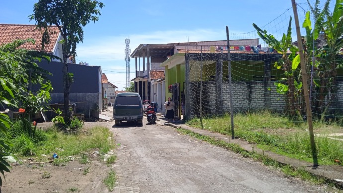TERIK: Seorang bocah berjalan di Kelurahan Pejagan, Kecamatan Kota Bangkalan, Senin (10/4). (JUPRI/JPRM)