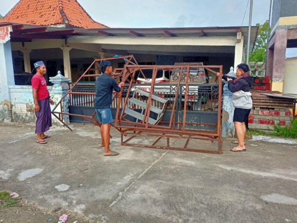 BERSETERU: Warga Desa Gersik Putih, Kecamatan Gapura, kompak melakukan penyegelan  balai desa, Rabu (5/4). (AMIRUL MUKMININ UNTUK JPRM)