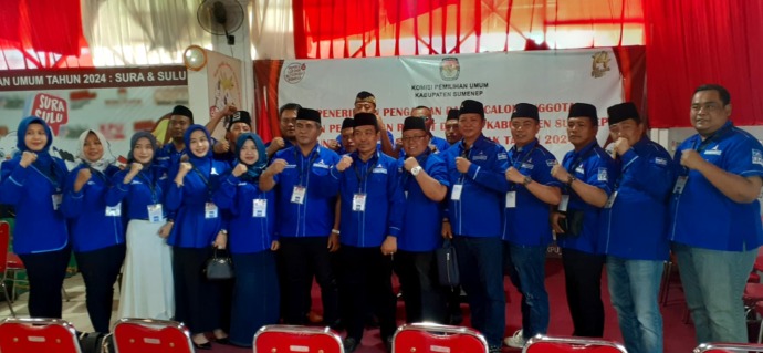 SoLID: Balon anggota DPRD Sumenep dan pengurus DPC Partai Demokrat Sumenep berfoto bersama setelah menyerahkan berkas persyaratan bacaleg, Minggu (14/5). (HENDRA APRI PURWADI/JPRM)