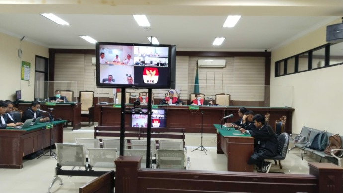 DIADILI: Majelis hakim Pengadilan Tipikor Surabaya membacakan putusan terhadap lima eks Kadis, Senin (8/5). (RAMADAN MUSTIKA PAMUNGKAS UNTUK JRPM)