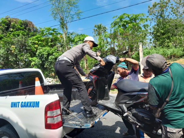 TABRAK LARI: Polisi mengevakuasi kendaraan milik Moh. Khoris Maftuh Kamil ke Mapolres Sumenep, Jumat (26/5). (MOH. BUSRI/JPRM)