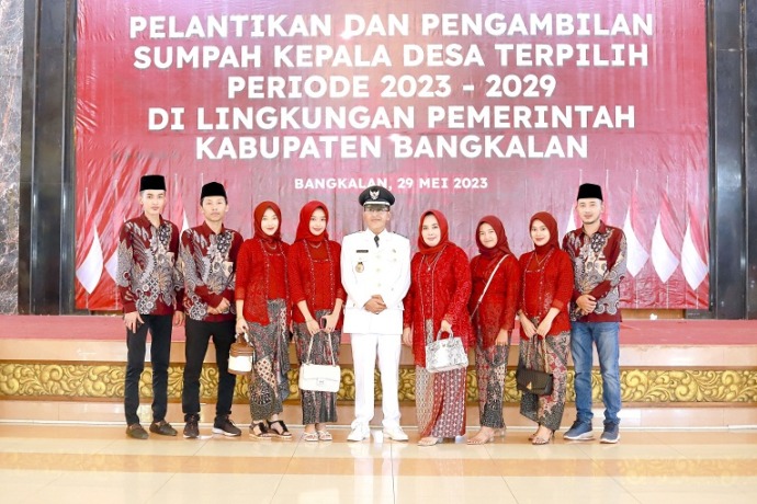 KELUARGA BAHAGIA: Kepala Desa Karang Nangkah H. Bustomi, S.M. berfoto dengan istri tercinta dan putra-putrinya setelah pelantikan di Gedung Serbaguna Rato Ebuh, Senin (29/5). (BUSTOMI UNTUK JPRM)