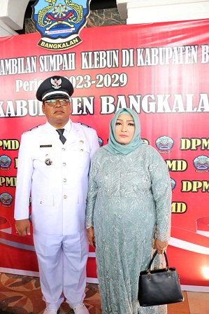 SERASI: Kepala Desa Rosep H. Munawar berpose bersama istri seusai pelantikan, Senin (29/5). (MUNAWAR UNTUK JPRM)