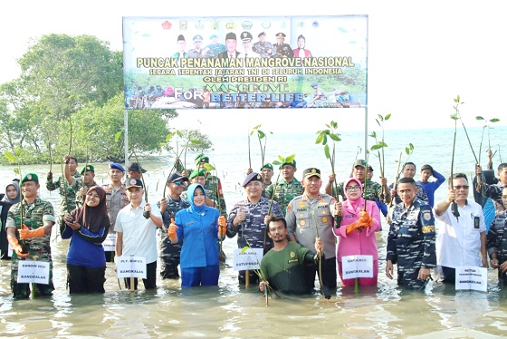 PEDULI LINGKUNGAN: Kapolres Bangkalan AKBP Febri Isman Jaya didampingi istri bersama Danlanal Batuporon Letkol Laut (P) Imam Ibnu Hajar, Dandim 0829 Letkol Kav Taufik Dwinova, Sekkab Taufan Zairinsjah foto bersama sebelum penanaman bibit mangrove di perai
