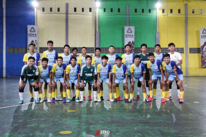 SIAP TEMPUR: Tim Futsal Bangkalan berfoto bersama sebelum melakukan uji coba di GOR SOKA, Kamis (2/2).