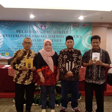 PESERTA TERJAUH: Dari kiri, Madruki, Koordinator KKLP Pelindungan dan Pemodernan Bahasa dan Sastra BBJT M. Oktavia Vidiyanti, Lukman Hakim AG., dan Ach. Miskan berfoto bersama sebelum meninggalkan lokasi pelatihan. (ACH. MISKAN UNTUK JPRM)
