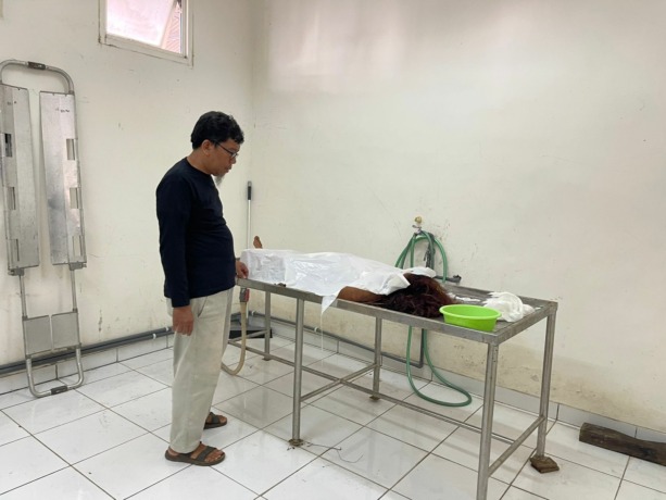 SADIS: Kepala Instalasi RSUD Syamrabu Bangkalan Edi Suharto melihat kondisi korban di ruang jenazah, Senin (29/5). (DARUL HAKIM/JPRM)