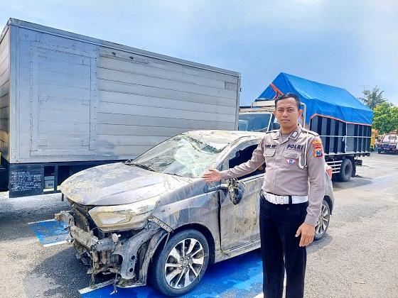 DIKANDANGKAN: Banit Gakkum Satlantas Polres Sampang Bripka Farid Arif memperlihatkan truk yang terlibat laka di Jalan Raya Camplong, Rabu (3/5). (ZEINAL ABIDIN/JPRM)