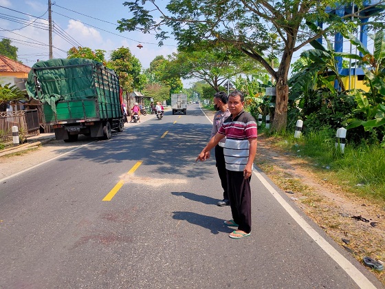 JALANI PROSES: Anggota Unit Laka Satlantas Polres Bangkalan menunjukkan truk yang terlibat laka lantas di halaman kantornya, Senin (22/5). (DARUL HAKIM/JPRM)