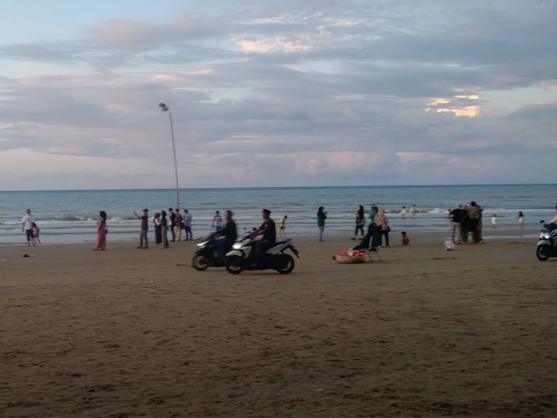 BERTAMASYA: Wisatawan berkunjung ke Pantai Lombang, Minggu (14/5). (MOH. BUSRI/JJPRM)