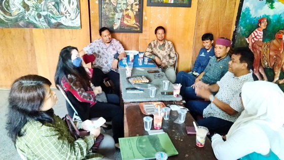 SERIUS: Staf Bidang Kebudayaan Disbudpar Jatim Mega Nungki (kiri); Sub Koordinator Pembinaan SDM, Lembaga, dan Pranata Budaya Disbudpar Jatim Kartika Widyawati (dua dari kiri); Kabid Kebudayaan Disubudpar Bangkalan Hendra Gemma Dominant (bertopi); Pemerha