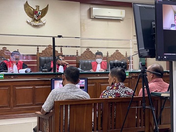 JADI SAKSI: Moawi Arifin, Wibagio Suharta, Abd. Aziz memberikan kesaksian di Pengadilan Tipikor Surabaya, Selasa (24/5). (BAHRUL ULUM/JPRM)