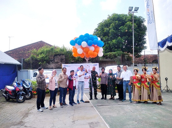 GIAT: Pemimpin Cabang BRI Bangkalan Mohammad Arief Prabowo (berkacamata) melepas balon sebagai tanda dibukanya undian pemenang hadiah Simpedes BRI Bangkalan, Sabtu (6/5). (UBAIDILLAHIR RA’IE/JPRM)