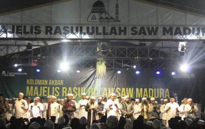 KETUK PINTU LANGIT: Majelis Rasulullah Madura di Monumen Arek Lancor Pamekasan, Rabu (17/5) malam. (MOH. IQBAL AFGANI/RadarMadura.id)