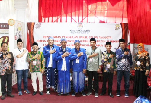 SALAM KPU: Pengurus harian DPD PAN Sumenep foto bersama dengan komisioner KPU dan Bawaslu Sumenep pada Jumat (12/5). (Anis Billah/RadarMadura.id).