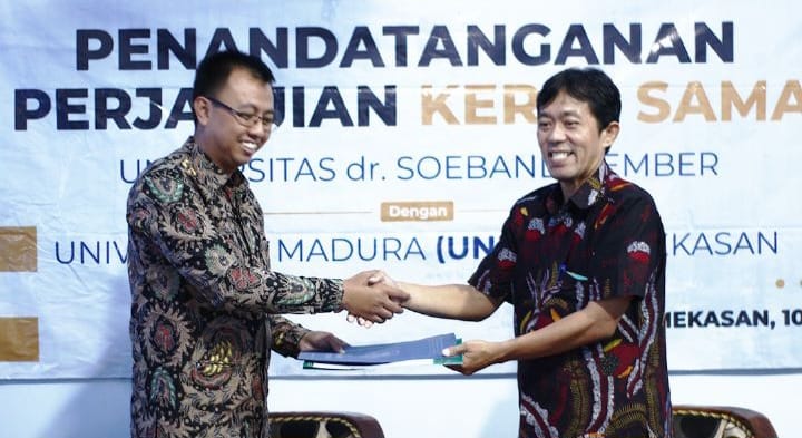 SEPAKAT: Rektor Unira Dr. Faisal Estu Yulianto, S.T., M.T. bersama Rektor Universitas dr. Soebandi Jember Andi Eka Pranata, S.ST., S.Kep., Ners. M.Kes. berjabat tangan setelah menandatangani MoU, Rabu (10/5) lalu. (UNIRA UNTUK RadarMadura.id)