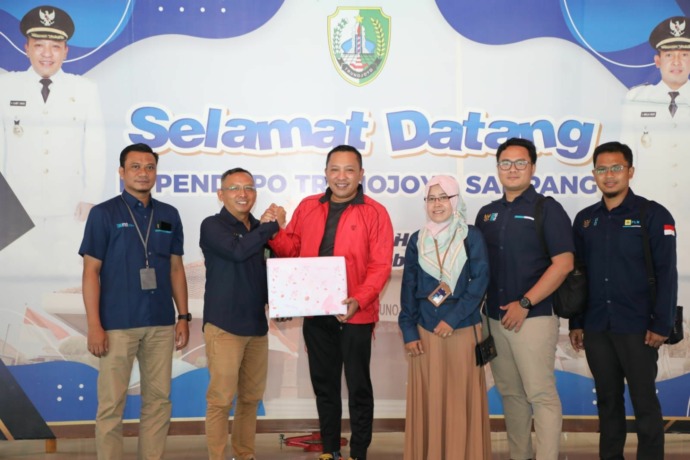 BERSINERGI: Manager PLN UP3 Pamekasan Feri Asmoro, Asmen Pelayanan Pelanggan Enni Susilawati, MULP Sampang Fahriza Arif Amrullah, MULP Blega Amirul Huda, MULP Ketapang Muhammad Ilham berfoto bersama usai menggelar pertemuan dengan bupati Sampang Slamet Ju