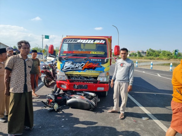 TIDAK BERUNTUNG: Motor Honda Supra X dengan nomor polisi M 4557 AG milik Abd. Aziz Efendi terlindas dump truck AG 8210 DB di Jalan Raya Halim Perdanakusuma, Sampang, Selasa (30/5). (SATLANTAS POLRES SAMPANG UNTUK JPRM)